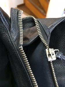 こんな感じにファスナーのレール部分のムシ(金具)がちぎれている時はファスナー交換になります。